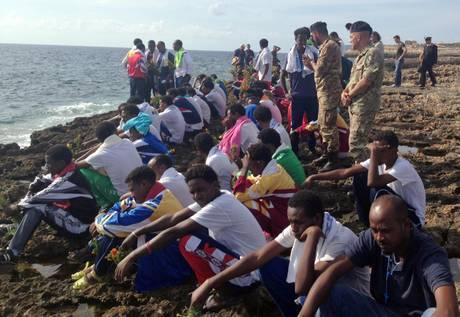 Naufragio: gruppo eritrei lancia fiori in mare Lampedusa