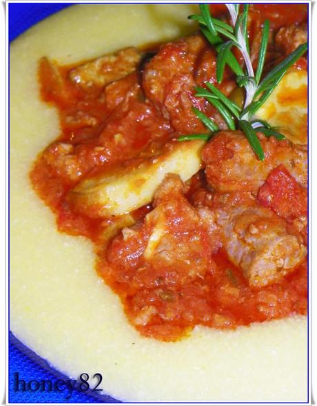 POLENTA CON RAGù DI SALSICCIA E FUNGHI PORCINI