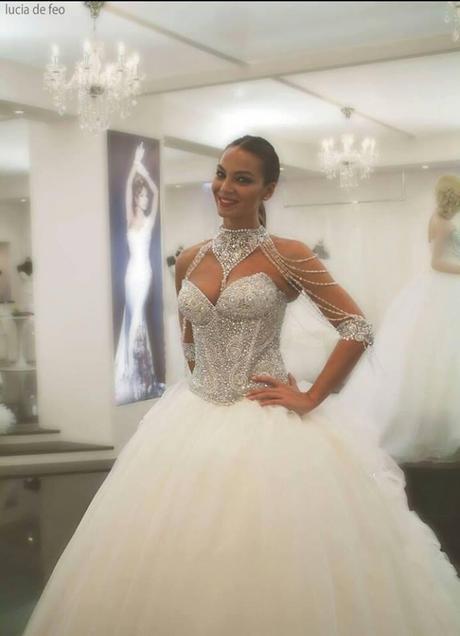 Sarah Nile sfila in abito bianco a Napoli: le foto #tuttosposi