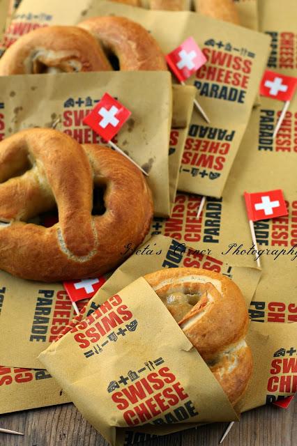 Pretzel ripieni di Sbrinz e Gruyere per la #SwissCheeseParade!