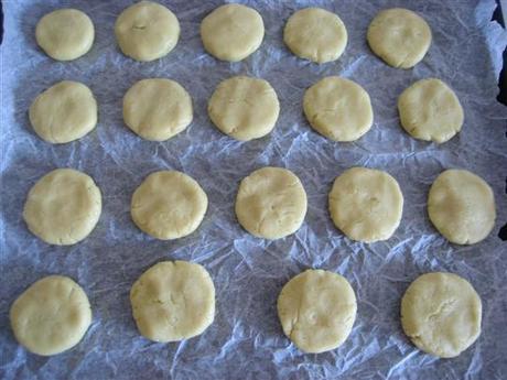 Disporre in una teglia della carta da forno e adagiare i biscotti.