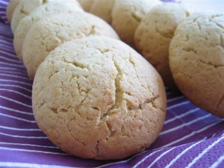 Cuocere i biscotti morbidi in forno preriscaldato a 170° per circa 15 minuti.