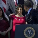Barack Obama afferra al volo donna incinta che sviene01