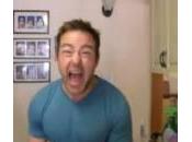 Padre doppia urla della figlia anni: video viralizza