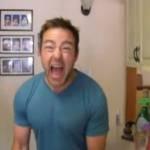 Padre doppia le urla della figlia di sei anni: il video si viralizza