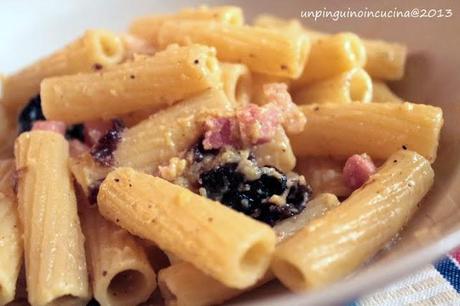 Rigatoni alla carbonara con prugne secche