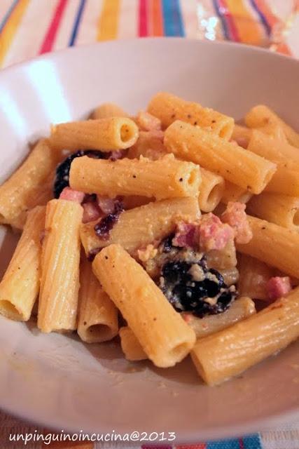 Rigatoni alla carbonara con prugne secche