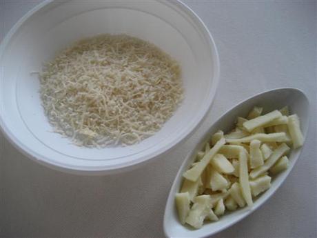 Intanto grattugiare il parmigiano e tagliare a fette piccole il formaggio Settecolli.