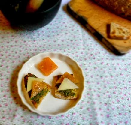 crostini con cotognata e pecorino