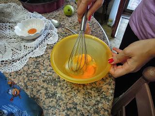 Torta con farina di riso, pere e granella di mandorle