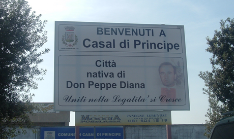 Un'insegna dedicata a Don Diana, nel centro di Casal di Principe, in provincia di Caserta (minimaetmoralia.it)