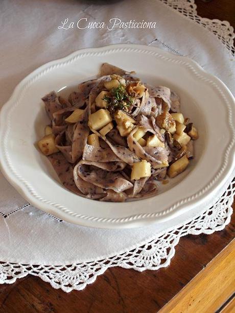 Tagliatelle ai mirtilli con porcini saltati al profumo di timo