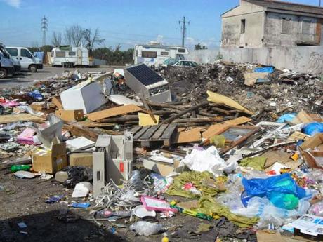 Cosa c'è dentro un campo nomadi? E cos'è quella roba che brucia in continuazione? Da oggi, tra le nostre gole profonde, ci sono anche dei valorosi Vigili del Fuoco. Ecco le prime foto che ci hanno fatto avere