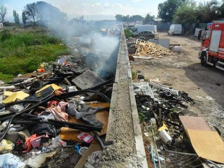 Cosa c'è dentro un campo nomadi? E cos'è quella roba che brucia in continuazione? Da oggi, tra le nostre gole profonde, ci sono anche dei valorosi Vigili del Fuoco. Ecco le prime foto che ci hanno fatto avere