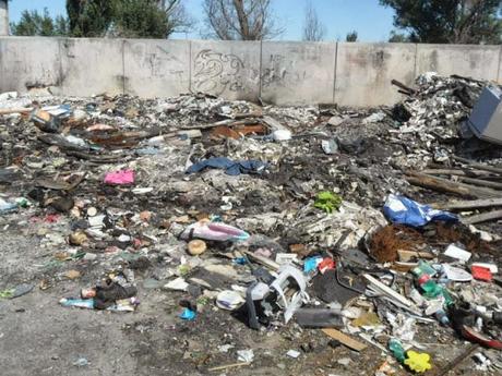 Cosa c'è dentro un campo nomadi? E cos'è quella roba che brucia in continuazione? Da oggi, tra le nostre gole profonde, ci sono anche dei valorosi Vigili del Fuoco. Ecco le prime foto che ci hanno fatto avere