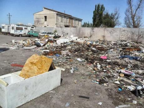 Cosa c'è dentro un campo nomadi? E cos'è quella roba che brucia in continuazione? Da oggi, tra le nostre gole profonde, ci sono anche dei valorosi Vigili del Fuoco. Ecco le prime foto che ci hanno fatto avere