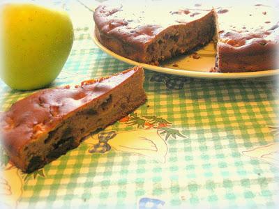 TORTA CON FARINA DI CASTAGNE, MELE, CIOCCOLATO E UVETTA