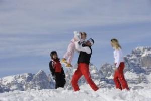 NEWS. DOLOMITI.IT: idee preziose per il Natale nelle Dolomiti. Uno sguardo al presepe scolpito a mano più grande del mondo, gite sulla slitta di Babbo Natale e sorprese sulla neve.