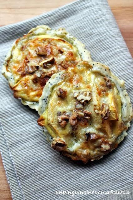 Tartellette con gorgonzola, mele e noci