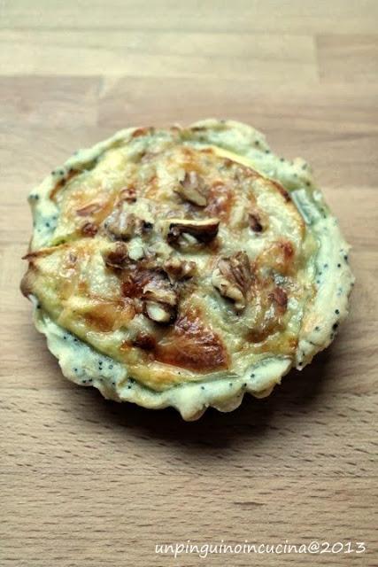 Tartellette con gorgonzola, mele e noci