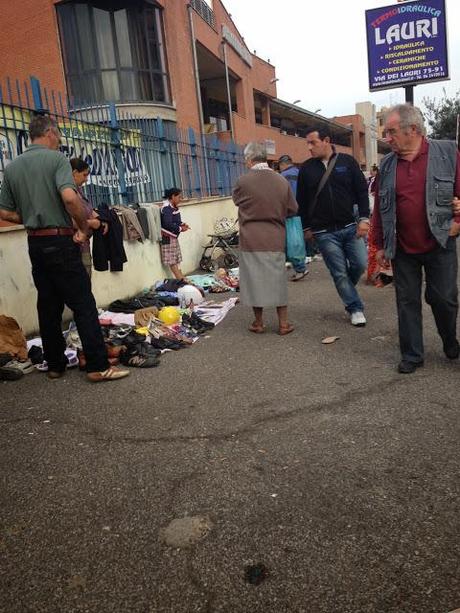 Ricordatevi che l'atroce mercato del rubato di Centocelle e tutti gli altri mercati del rubato a Roma esistono perché qualcuno (italiano) compra
