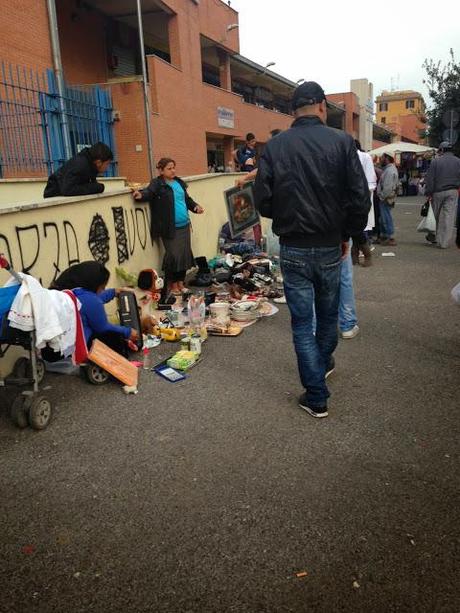 Ricordatevi che l'atroce mercato del rubato di Centocelle e tutti gli altri mercati del rubato a Roma esistono perché qualcuno (italiano) compra