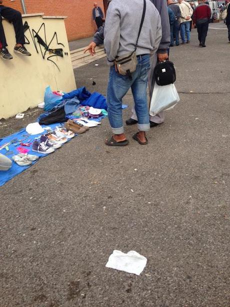 Ricordatevi che l'atroce mercato del rubato di Centocelle e tutti gli altri mercati del rubato a Roma esistono perché qualcuno (italiano) compra