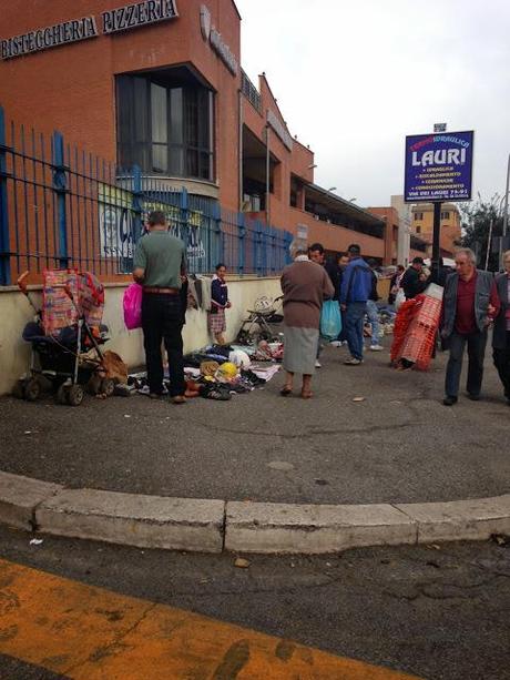 Ricordatevi che l'atroce mercato del rubato di Centocelle e tutti gli altri mercati del rubato a Roma esistono perché qualcuno (italiano) compra
