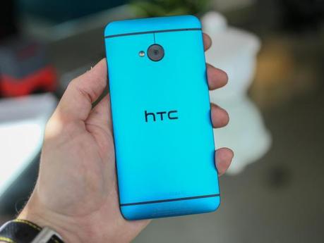 htc one blue 8 610x458 HTC One Vivid Blue disponibile in Italia!