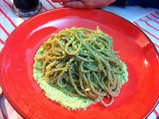 Spaghetti di alga kombu con pesto di zucchine mandorle e zenzero