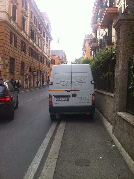 Qualcuno salvi Via Nizza e i suoi marciapiedi. Ecco come è ridotta una 'strada 'verde' nella città a misura di bambini e disabili...