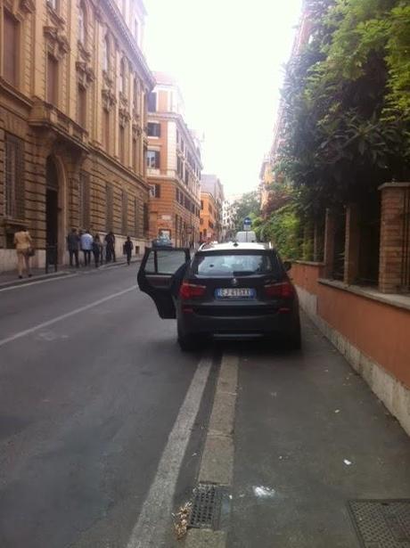 Qualcuno salvi Via Nizza e i suoi marciapiedi. Ecco come è ridotta una 'strada 'verde' nella città a misura di bambini e disabili...