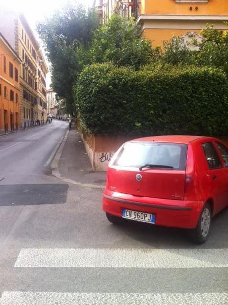 Qualcuno salvi Via Nizza e i suoi marciapiedi. Ecco come è ridotta una 'strada 'verde' nella città a misura di bambini e disabili...