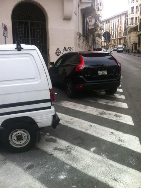 Qualcuno salvi Via Nizza e i suoi marciapiedi. Ecco come è ridotta una 'strada 'verde' nella città a misura di bambini e disabili...