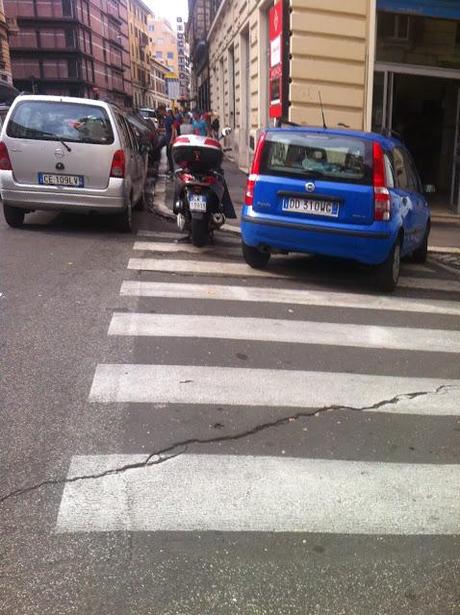 Qualcuno salvi Via Nizza e i suoi marciapiedi. Ecco come è ridotta una 'strada 'verde' nella città a misura di bambini e disabili...