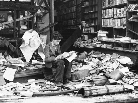 ragazzo in biblioteca