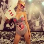 Halloween, Paris Hilton si traveste da… Miley Cyrus