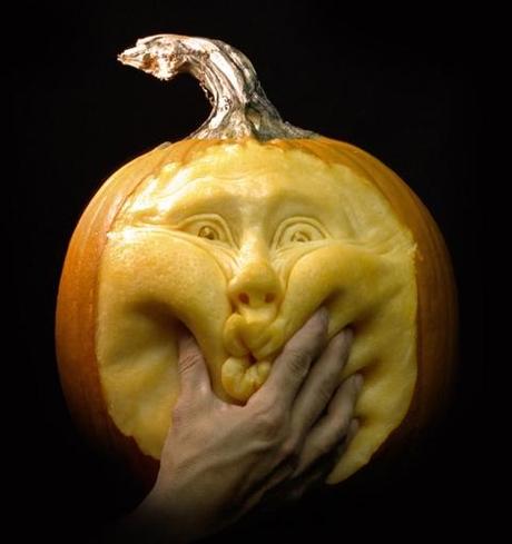 Una bellissima zucca di Halloween ad opera di Ray Villafane