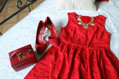 Un abito rosso ed un anello con cuore