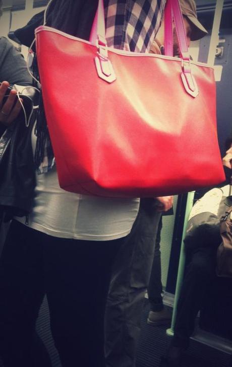 borsa rossa con bordi rosa, borsa rossa e rosa, milan street style