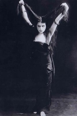 TI CAGHI IN MANO – La storia di Theda Bara, la prima strega del cinema hollywoodiano