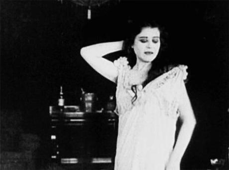 TI CAGHI IN MANO – La storia di Theda Bara, la prima strega del cinema hollywoodiano