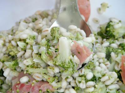 Orzo con broccoli, porro e prosciutto crudo