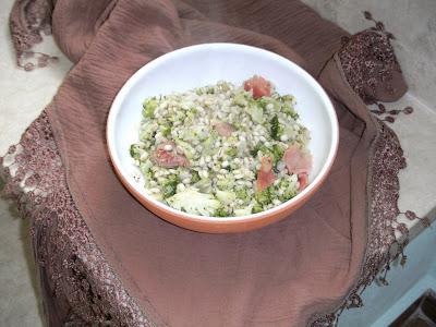 Orzo con broccoli, porro e prosciutto crudo