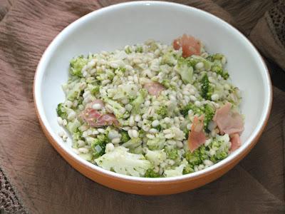 Orzo con broccoli, porro e prosciutto crudo