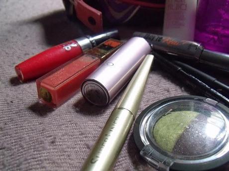 WHAT'S IN MY BEAUTY CASE? WHAT'S IN MY BEAUTY CASE?