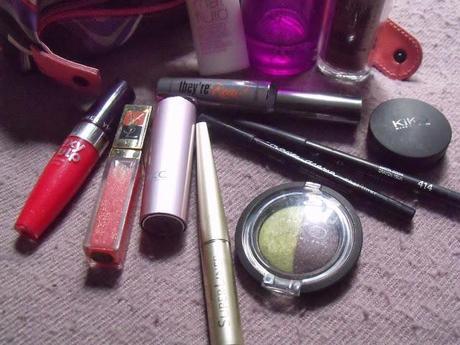 WHAT'S IN MY BEAUTY CASE? WHAT'S IN MY BEAUTY CASE?