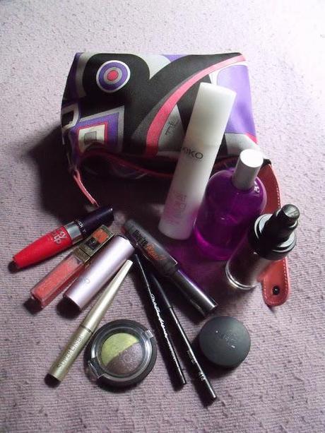 WHAT'S IN MY BEAUTY CASE? WHAT'S IN MY BEAUTY CASE?