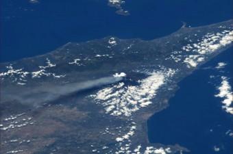 L’eruzione dell’Etna vista dalla ISS il 26 ottobre 2013 Crediti: Luca Parmitano (via Twitter @astro_luca)