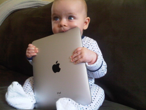 Un neonato con l'iPad in mano (dubaiunveiled.wordpress.com)